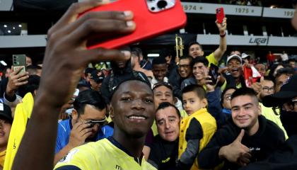 Moisés Caicedo tomándose fotos con los hinchas ecuatorianos en el partido ante Chile por Eliminatorias, 21 de noviembre 2023.