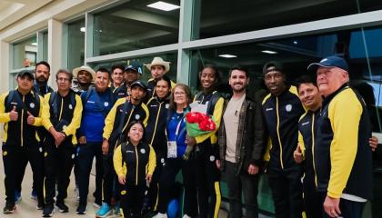 Kiara Rodríguez, doble medallista de oro en los Juegos Paralímpicos de París, junto a más integrantes de la delegación ecuatoriana, tras su llegada a Quito.