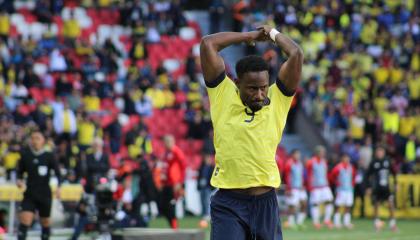 John Yeboah anima a los hinchas, durante el encuentro de Ecuador ante Perú, el 10 de septiembre de 2024.