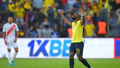 Enner Valencia celebra su gol, que sirvió para que la Tri derrote a Venezuela, este martes en el estadio Rodrigo Paz Delgado.