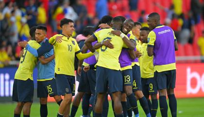 Los jugadores de Ecuador celebran su triunfo ante Perú, en el estadio Rodrigo Paz Delgado, el 10 de septiembre de 2024.