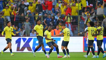 Los futbolistas de la selección ecuatoriana festejan un gol ante Perú por las Eliminatorias, en Quito, el 10 de septiembre de 2024.