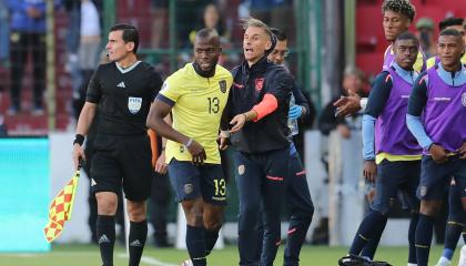 Sebastián Beccacece, DT de la Tri, celebra con Enner Valencia el gol de la victoria ante Perú, este martes 10 de septiembre en el estadio Rodrigo Paz Delgado.