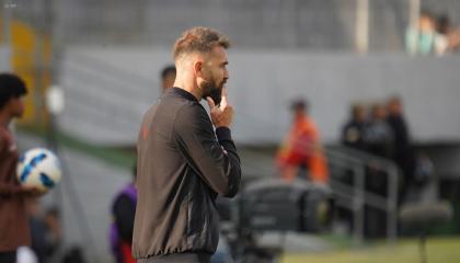 El entrenador Sebastián Blázquez dirige un partido con Aucas en el estadio Gonzalo Pozo Ripalda, el 1 de septiembre de 2024.