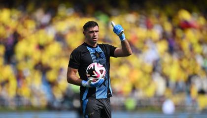 Emiliano Martínez saluda a los aficionados en el estadio Metropolitano de Barranquilla, el 10 de septiembre de 2024.