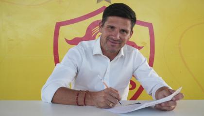 Gabriel Pereyra luego de firmar su contrato con Aucas, como nuevo director técnico, el 11 de septiembre de 2024.