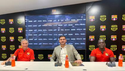 Antonio Álvarez (c), presidente de Barcelona SC, junto al técnico Ariel Holan (i) y Segundo Castillo, asistente.