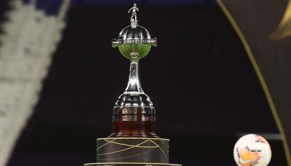 El trofeo de la Copa Libertadores femenina se exhibe antes del inicio de la final entre América de Cali de Colombia y Ferroviaria de Brasil, el 21 de marzo de 2021.