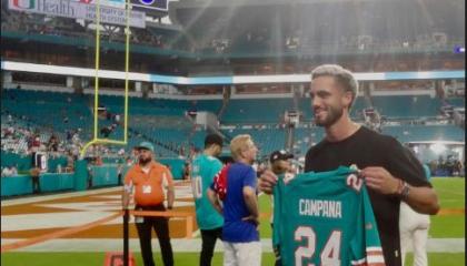 Leonardo Campana, delantero ecuatoriano del Inter Miami, muestra la camiseta de los Miami Dolphins, este 12 de septiembre.