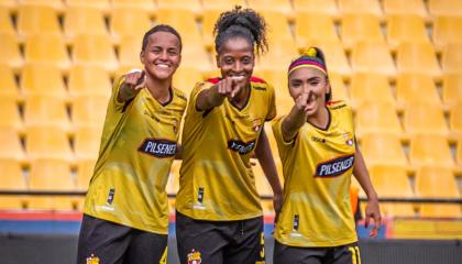 Las jugadoras de Barcelona SC apuntan a la cámara tras celebrar un gol de la Superliga femenina 2024.