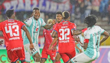 Jugadores de El Nacional y Cumbayá en el partido de la primera etapa de la LigaPro, 30 de marzo de 2024.