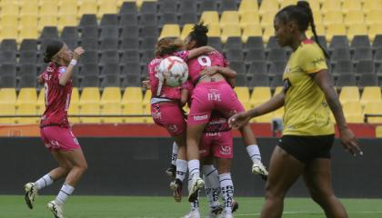 Las jugadoras de Dragonas IDV celebrando su gol ante Barcelona SC en la final de ida, 14 de septiembre de 2024.