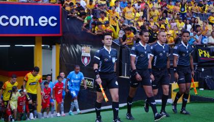 Los árbitros del partido entre Barcelona y Macará salen a la cancha del estadio Banco Pichincha, en Guayaquil, el 15 de septiembre de 2024.