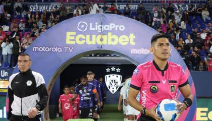 El árbitro del partido entre Independiente del Valle vs. Emelec, Bryan Loayza, fue centro de crítica de parte de los 'millonarios'.