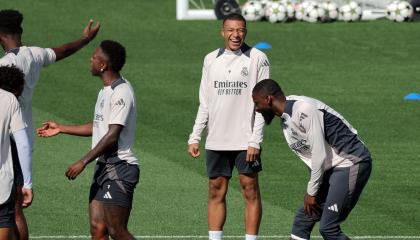 Kylian Mbappé sonríe durante un entrenamiento del Real Madrid, en Valdebebas, el 16 de septiembre de 2024.