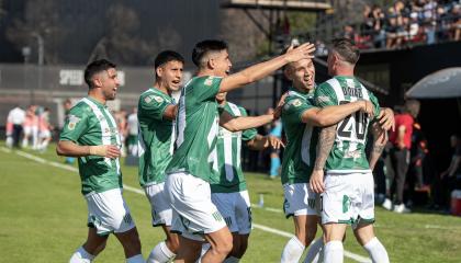 Damián Díaz (d), volante de Banfield, es felicitado por sus compañeros tras marcar de tiro libre ante Barracas Central, este 16 de septiembre.