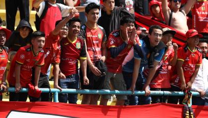 Hinchas del Deportivo Cuenca durante el partido ante El Nacional, por LigaPro, el 31 de agosto de 2024.