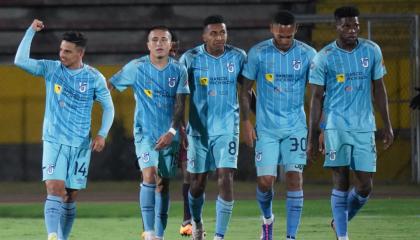 Los jugadores de Universidad Católica festejan un gol en el estadio Olímpico Atahualpa, el 30 de agosto de 2024.