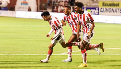 Los jugadores de Técnico Universitario celebran el gol de Diego Armas ante Libertad, el 16 de septiembre de 2024, por LigaPro.