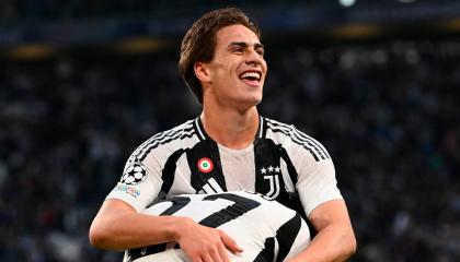 El delantero turco de la Juventus, Kenan Yildiz, celebra el primer gol de su equipo ante el PSV Eindhoven, por la Champions League, el 17 de septiembre de 2024.