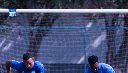 Los jugadores de Emelec corren durante un entrenamiento en Guayaquil, el 12 de septiembre de 2024.