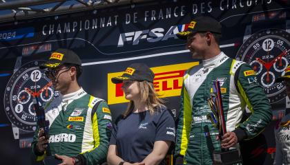 El piloto ecuatoriano Mateo Villagómez y el francés Víctor Weyrich, durante el Campeonato GT4 de Francia 2024.