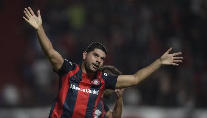 Néstor Ortigoza, exjugador paraguayo, celebra uno de sus goles como futbolista activo de San Lorenzo.