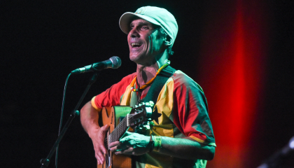 Manu Chao actúa en el escenario del Centro Cultural Juvenil de Skopje, 2019.