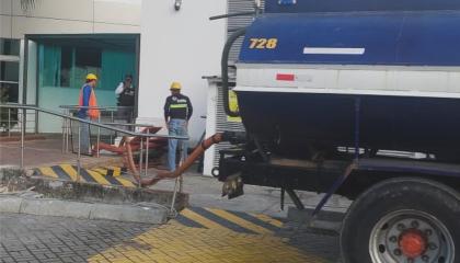 Sur de Guayaquil sigue sin agua y tanqueros abastecen al hospital del Guasmo