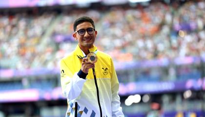 El cuencano Daniel Pintado, con su medalla de oro conseguida en los Juegos Olímpicos de París, el 2 de agosto de 2024.