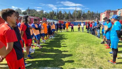 El plantel de Deportivo Quito habla en la cancha del complejo de Carcelén, el miércoles 18 de septiembre de 2024.