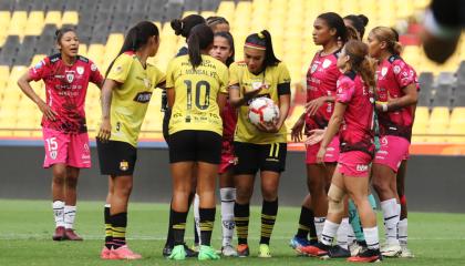 Las jugadoras de Barcelona SC y Dragonas en la final de ida de la Superliga femenina, el 14 de septiembre de 2024.