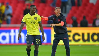 Sebastián Beccacece y Moisés Caicedo festejan la victoria de Ecuador ante Perú, por las Eliminatorias sudamericanas, el 10 de septiembre de 2024.