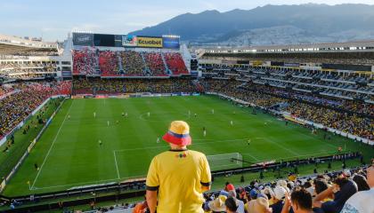 Hinchas en el estadio Rodrigo Paz Delgado, durante el partido de Ecuador vs. Perú, el 10 de septiembre de 2024.