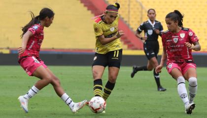 Jugadoras de Barcelona SC y Dragonas IDV disputan un balón en la final de ida de la Superliga femenina, el 14 de septiembre de 2024.