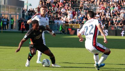 John Yeboah (i), volante ecuatoriano del Venezia, durante el duelo ante el Genoa, este sábado 21 de septiembre de 2024.