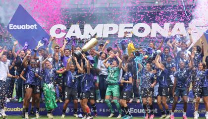 Las jugadoras de Dragonas celebran tras lograr el título de la Superliga femenina, este sábado 21 de septiembre de 2024.