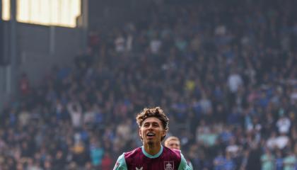 Jeremy Sarmiento, volante ecuatoriano del Burnley, celebra su gol este sábado 21 de septiembre de 2024.