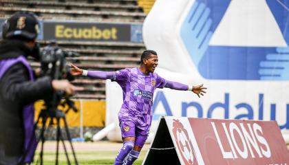 Jhon Ontaneda, jugador de Aucas, celebra su gol este sábado 21 de septiembre ante Cumbayá.