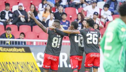 Los jugadores de El Nacional festejan el gol de Gabriel Cortez ante Liga de Quito, el 21 de septiembre de 2024.