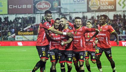 Los jugadores del Deportivo Cuenca celebran el gol de Danny Luna ante Barcelona SC, el 21 de septiembre de 2024.