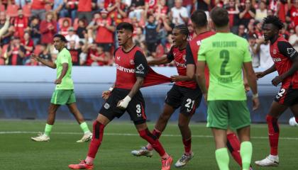 Piero Hincapie convierte el tercer gol del Bayer Leverkusen ante el Wolfsburgo, el domingo 22 de septiembre de 2024.