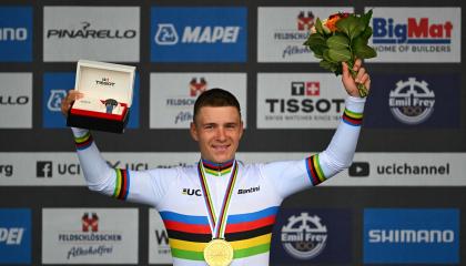 Remco Evenepoel festeja el título de campeón mundial de contrarreloj individual, el 22 de septiembre de 2024.