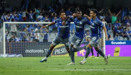 Diogo Bagüí (c), defensa de Emelec, festeja tras anotar el primer gol de Emelec ante Técnico en el Capwell, este domingo 22 de septiembre de 2024.