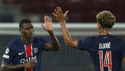 Nuno Mendes y Desire Doue del PSG celebran el gol del 1-0 durante el partido de la UEFA Champions League ante el Girona FC, el 18 de septiembre de 2024.