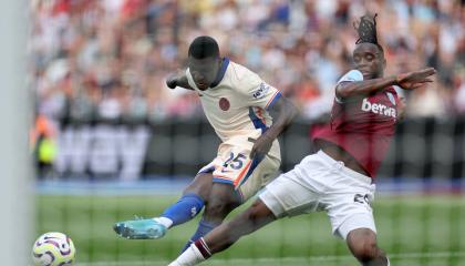 Moisés Caicedo remata durante el partido entre Chelsea y West Ham por la Premier League, el 21 de septiembre de 2024.