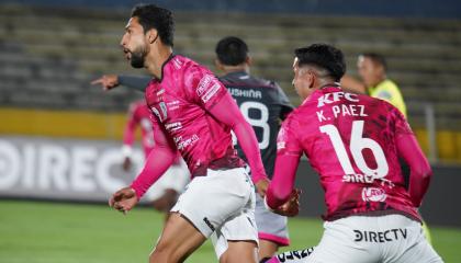 Jeison Medina y Kendry Páez, de Independiente del Valle, festejan un gol ante Cuniburo por Copa Ecuador, el 29 de agosto de 2024.