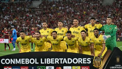 Los jugadores de Peñarol posan para una foto en el estadio Maracaná de Río de Janeiro, el 19 de septiembre de 2024.