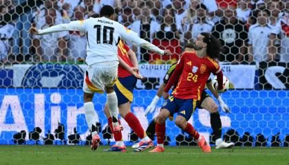 El defensa español Marc Cucurella bloquea con la mano un disparo del centrocampista alemán Jamal Musiala durante el partido de los cuartos de final de la Eurocopa 2024, el 5 de julio de 2024.