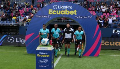 Árbitros ingresan al estadio de Independiente del Valle, durante un partido de LigaPro, el 24 de agosto de 2024.